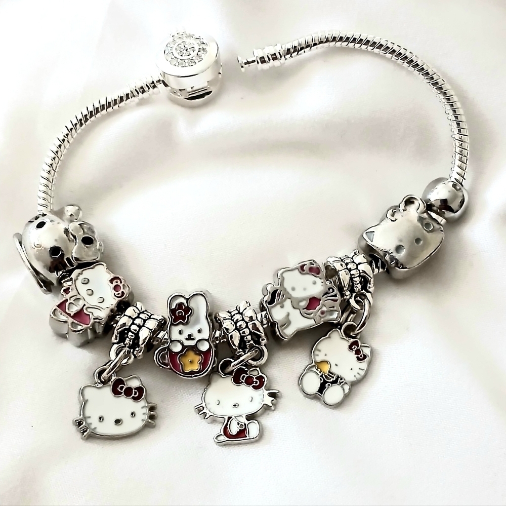 Hello Kitty h0t Charms Bracelet - Picture 2 of 2